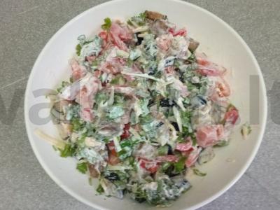 Salotas su keptomis baklažanais, daržovėmis ir sūriu Žingsnis 10