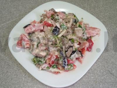 Salotas su keptomis baklažanais, daržovėmis ir sūriu pagrindine nuotrauka