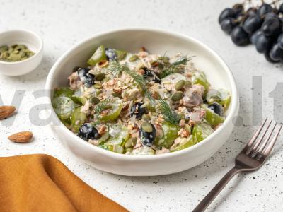 Salotos su tunu ir vynuogėmis pagrindine nuotrauka