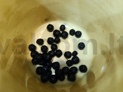 Gėrimas su spanguolėmis ir juodųjų serbentų uogomis Žingsnis 1