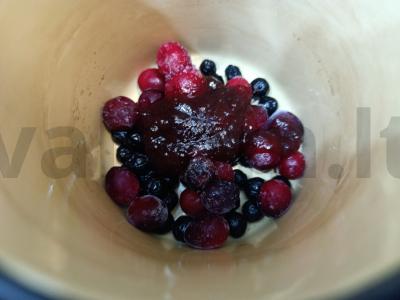 Gėrimas su spanguolėmis ir juodųjų serbentų uogomis Žingsnis 3