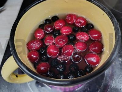 Gėrimas su spanguolėmis ir juodųjų serbentų uogomis Žingsnis 4