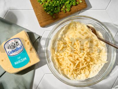 Sūrio bandelės su parmezanu ir svogūnais Žingsnis 2