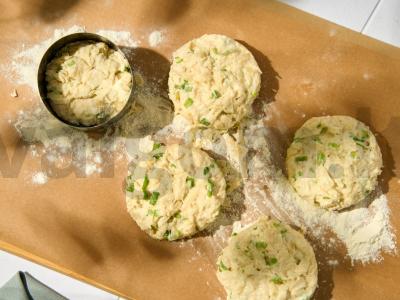 Sūrio bandelės su parmezanu ir svogūnais Žingsnis 4