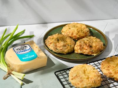 Sūrio bandelės su parmezanu ir svogūnais pagrindine nuotrauka