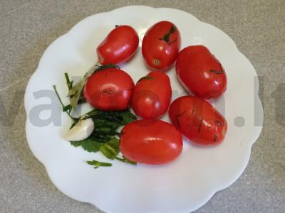 Marinuoti pomidorai užkandžiams pagrindine nuotrauka