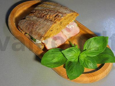 Sumuštinis su rugine čiabatta ir šonine pagrindine nuotrauka