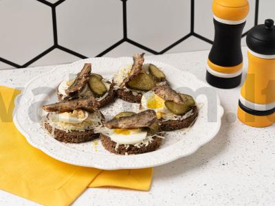 Sumuštiniai su šprotų konservais pagrindine nuotrauka