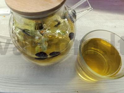 Gėrimas su avietėmis ir žolelėmis pagrindine nuotrauka