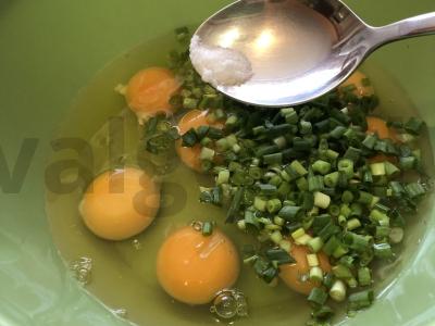 Omletas su grietinėle ir rūkytos dešros Žingsnis 1