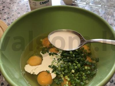 Omletas su grietinėle ir rūkytos dešros Žingsnis 2