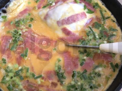 Omletas su grietinėle ir rūkytos dešros Žingsnis 8