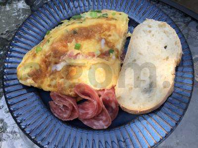 Omletas su grietinėle ir rūkytos dešros pagrindine nuotrauka