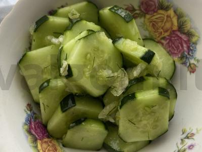 Sukrėsti agurkai su česnaku pagrindine nuotrauka