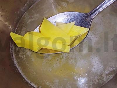 Sriuba su konservu ir kiaušinių makaronais Žingsnis 2