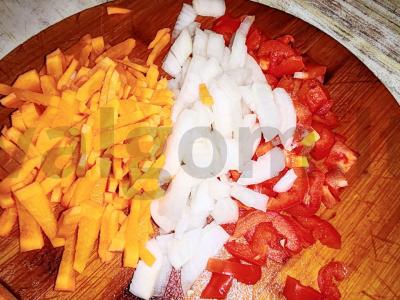 Sriuba su konservu ir kiaušinių makaronais Žingsnis 3