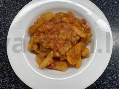 Daržovių troškinys su pomidorais ir bulvėmis vakarienei pagrindine nuotrauka