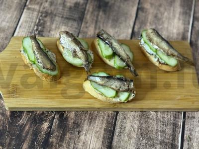 Sumuštiniai su šprotų ir sūriu pagrindine nuotrauka