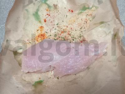 Vištienos krūtinėlė su prieskoniais, kepama popieriuje Žingsnis 3