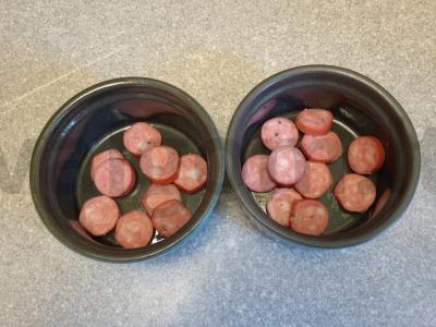 Omletas su medžiotojų dešrelėmis, burokėlių ir morkų lapais Žingsnis 1