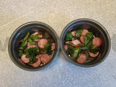 Omletas su medžiotojų dešrelėmis, burokėlių ir morkų lapais Žingsnis 2