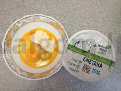 Omletas su medžiotojų dešrelėmis, burokėlių ir morkų lapais Žingsnis 4