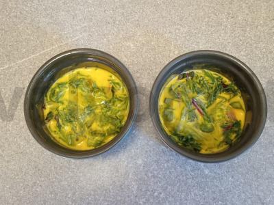 Omletas su medžiotojų dešrelėmis, burokėlių ir morkų lapais Žingsnis 5