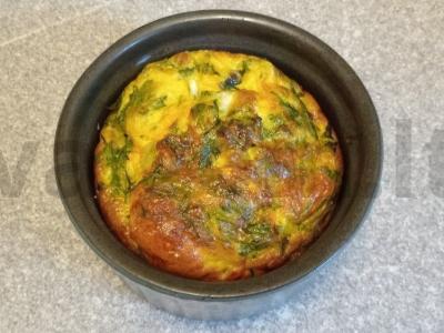 Omletas su medžiotojų dešrelėmis, burokėlių ir morkų lapais pagrindine nuotrauka