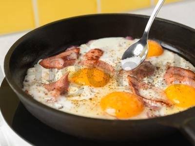 Kiaušinienė su svogūnais ir dešra Žingsnis 3