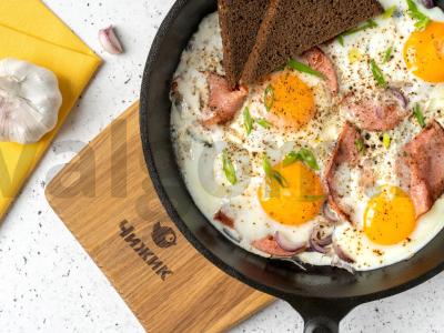 Kiaušinienė su svogūnais ir dešra pagrindine nuotrauka