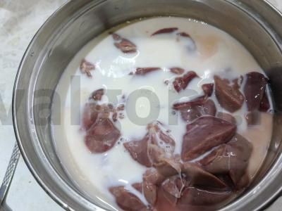 Vištienos kepenėlės, mirkytos piene Žingsnis 3