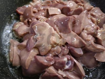 Vištienos kepenėlės, mirkytos piene Žingsnis 5