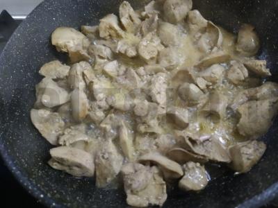 Vištienos kepenėlės, mirkytos piene Žingsnis 6