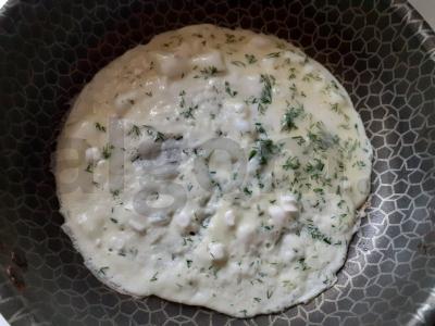 Omletas su varškės grūdais ir krapais Žingsnis 3