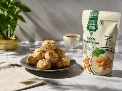 Migdoliniai amoretai su vyšniomis pagrindine nuotrauka