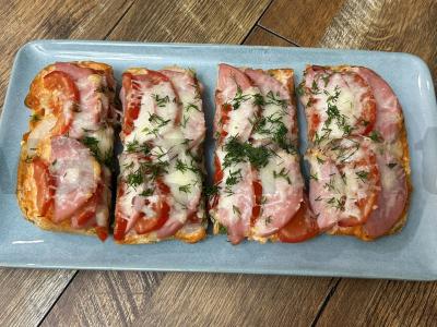 Pica su pomidorais ir doktorine dešra ant čiabatos pagrindine nuotrauka