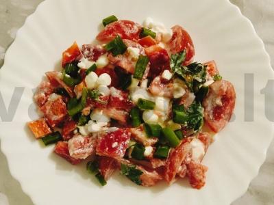 Lengva daržovių salotos su varškės grūdais pagrindine nuotrauka