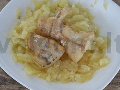 Keptas ešerio filė su bulvių koše pagrindine nuotrauka