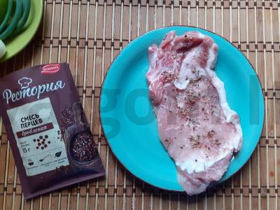 Kiaulienos steikas su pipirų mišiniu, daržovėmis ir žolelėmis Žingsnis 1