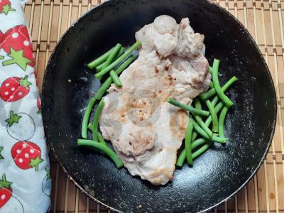 Kiaulienos steikas su pipirų mišiniu, daržovėmis ir žolelėmis Žingsnis 5