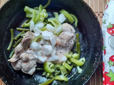 Kiaulienos steikas su pipirų mišiniu, daržovėmis ir žolelėmis Žingsnis 6