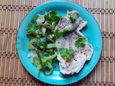 Kiaulienos steikas su pipirų mišiniu, daržovėmis ir žolelėmis pagrindine nuotrauka