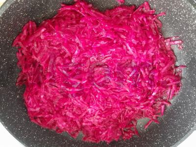 Borščas su troškintomis daržovėmis ir burokėlių sultimis Žingsnis 10