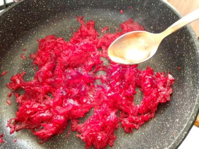 Borščas su troškintomis daržovėmis ir burokėlių sultimis Žingsnis 12