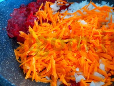 Borščas su troškintomis daržovėmis ir burokėlių sultimis Žingsnis 13