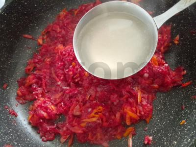 Borščas su troškintomis daržovėmis ir burokėlių sultimis Žingsnis 15