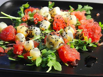 Jūros midijos su rukola, dorblu sūriu ir greipfrutu pagrindine nuotrauka