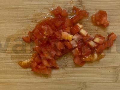 Kiaušinienė su pomidoru ir kukurūzais Žingsnis 1