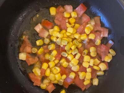 Kiaušinienė su pomidoru ir kukurūzais Žingsnis 3