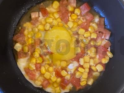 Kiaušinienė su pomidoru ir kukurūzais Žingsnis 4